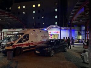 İzmir Konak'ta motosikletini kullanan El Muhammed'e araç üzerindeyken yanından geçen