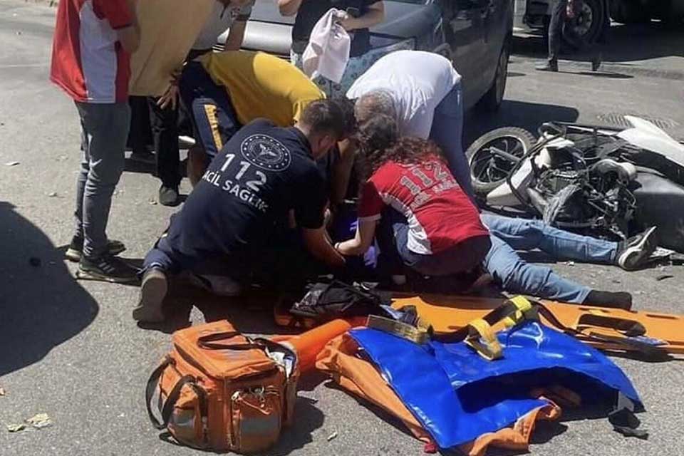 İzmir'in Bayraklı ilçesinde, motosikletli kurye Onurhan Ekiz'e (22) çarparak 