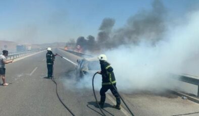 Gaziantep’te seyir halindeki otomobil cayır cayır yandı