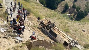 Kars'ın Sarıkamış ilçesinde bir yolcu otobüsü, Karakurt Viyadüğü'nden düştü. İlk