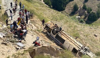 Kars’ta yolcu otobüsü viyadükten düştü: Ölü ve yaralılar var