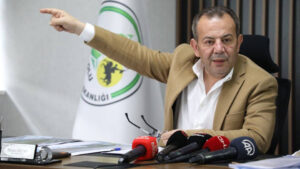  Bolu Belediye Başkanı Tanju Özcan, CHP’den ihraç edildi. Karar sonrası sosyal medyadan