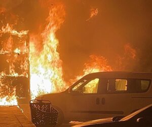 Muğla'nın Bodrum ilçesinde, park halindeki bir otomobilde çıkan yangın, 2