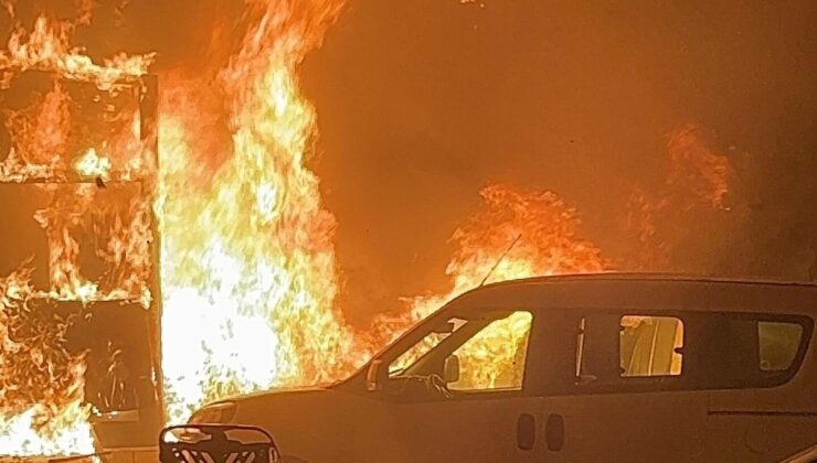 Park halindeki otomobilde çıkan yangın, 2 araç ile marketin deposuna sıçradı