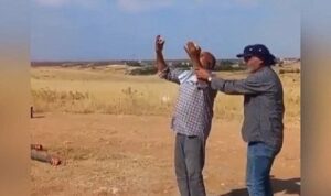 Sıcaklıkların 45 dereceyi bulduğu bu şehirde, bir vatandaş güneşe taş