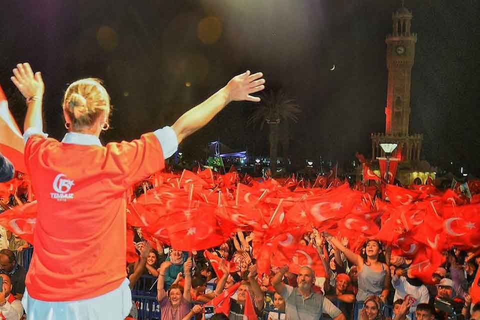 AK Parti İzmir Milletvekili Ceyda Bölünmez Çankırı hain geceyi anlattı.