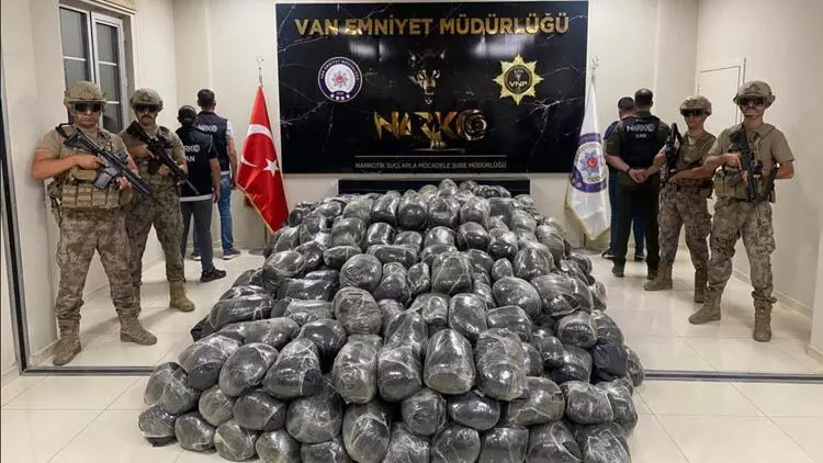Van’da 2 ton 90 kilo yasaklı madde ele geçirildi! İçişleri Bakanı Ali Yerlikaya, Bakanlığın sosyal medya hesabından yaptığı açıklamada Van’da