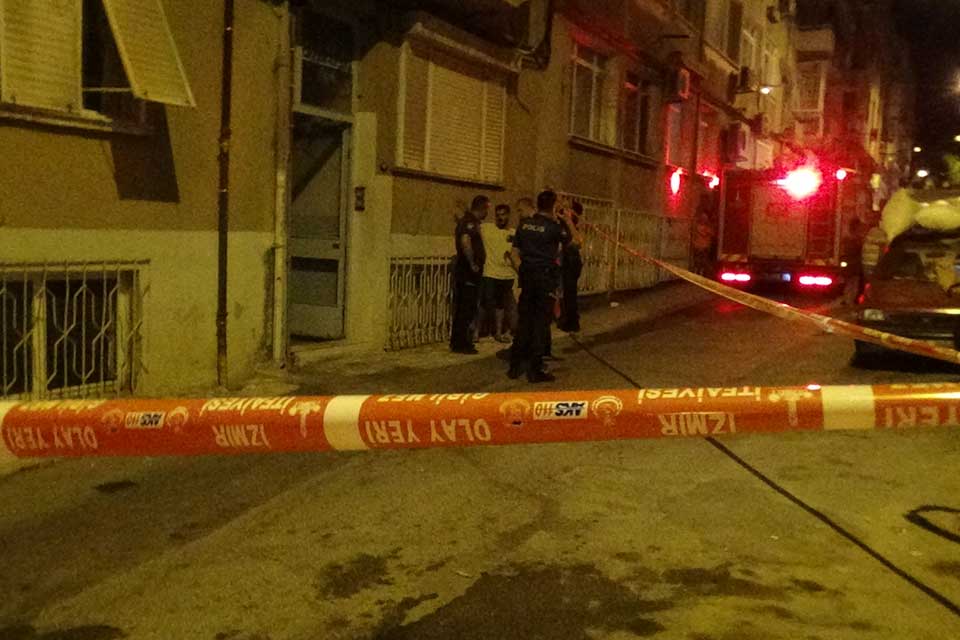 İzmir'de, bir evde çıkan yangında mahsur kalan Hasan Akbaş, yanarak