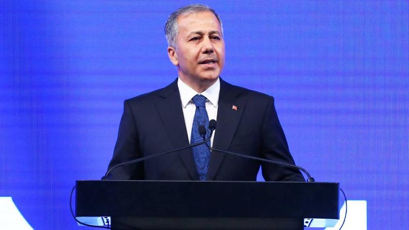 İçişleri Bakanı Ali Yerlikaya, İzmir'de düzenlenen operasyonla yakalanan 8 göçmen