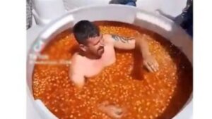 Şüpheli dün gözaltına alındıktan sonra, güvenlik kameralarının görüntülerinin çekildiği zeytin