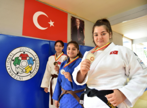 İzmir Büyükşehir Belediyesi Gençlik ve Spor Kulübü bünyesinde judocu olarak