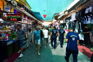 İzmir'de Zabıta Dairesi Başkanlığı ekipleri, Alsancak'ta ve Kemeraltı çarşısında çığırtkan