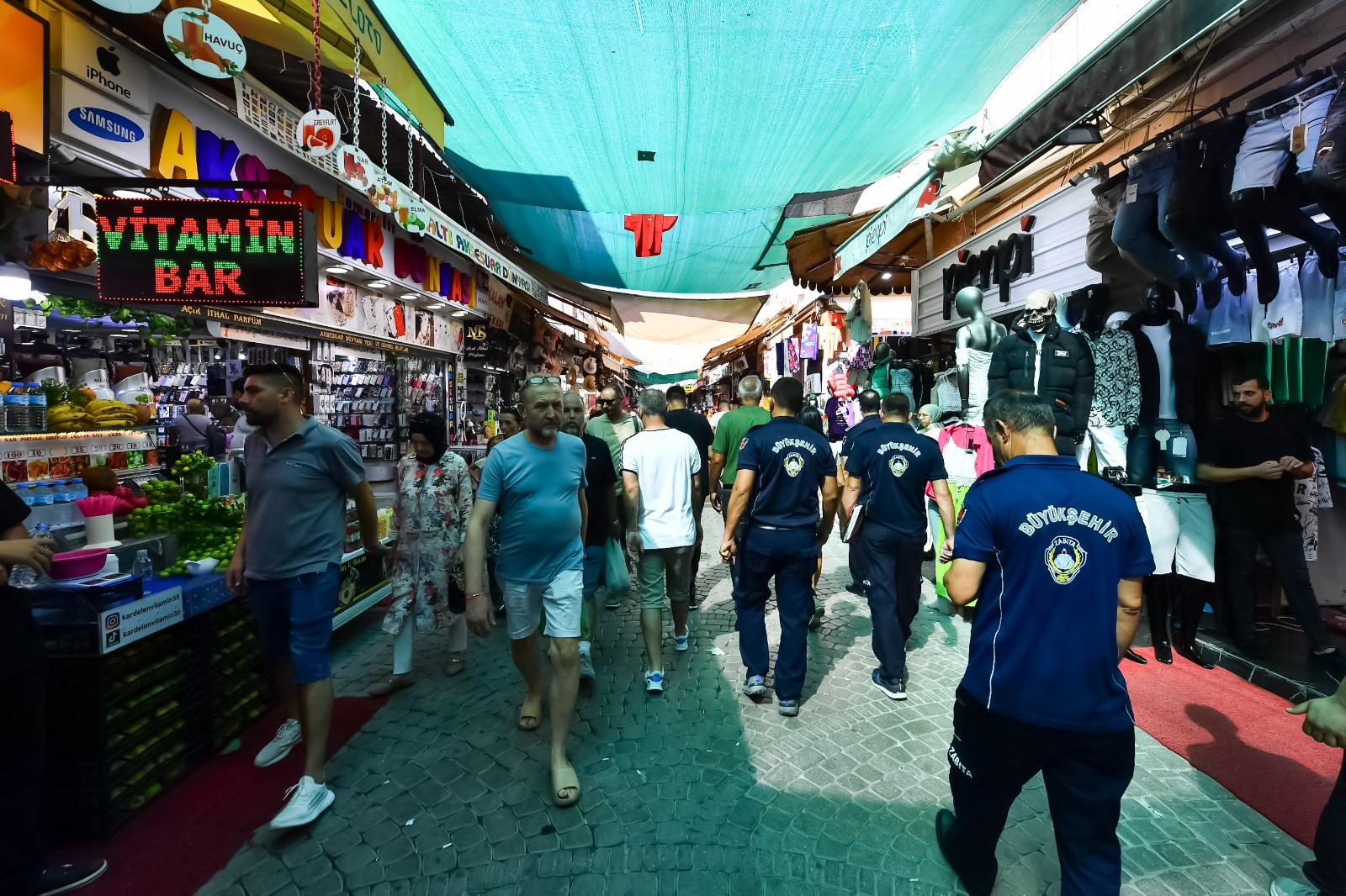 İzmir'de Zabıta Dairesi Başkanlığı ekipleri, Alsancak'ta ve Kemeraltı çarşısında çığırtkan