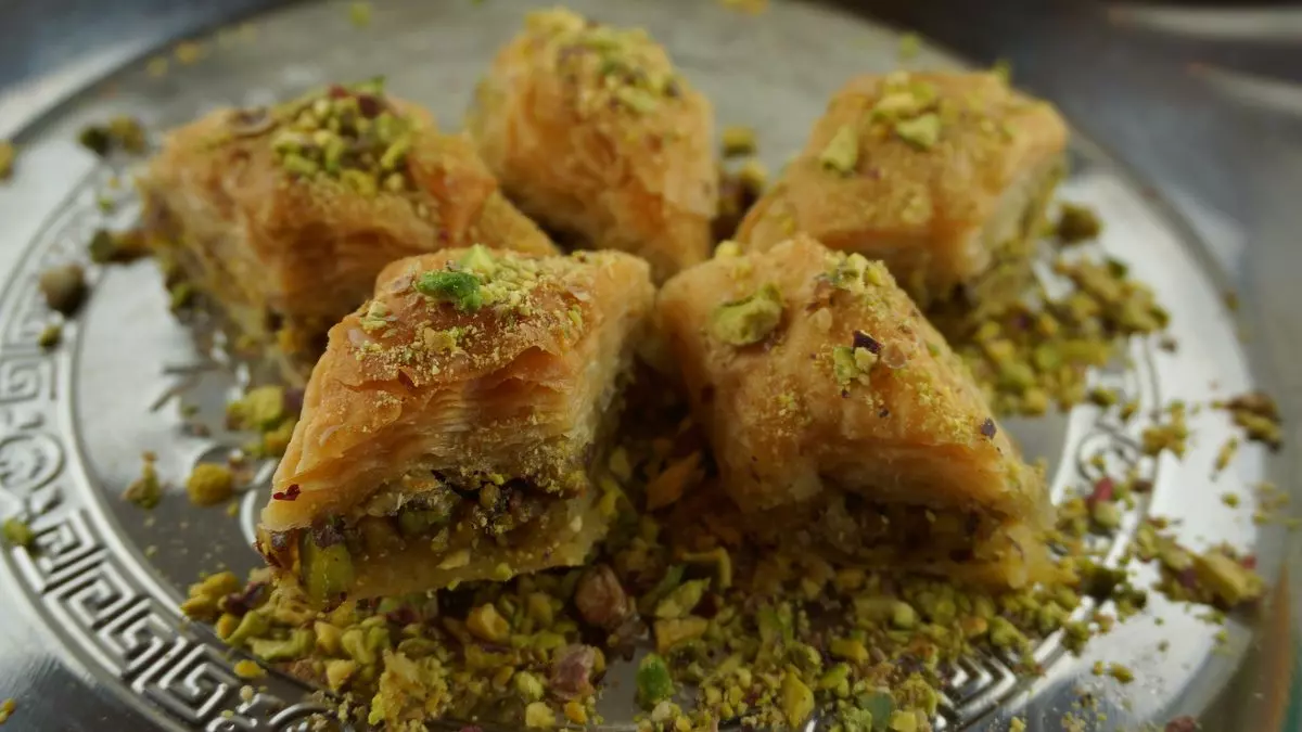 Baklavanın ters çevrilerek yenmesi geleneksel bir alışkanlık olmasının yanı sıra,