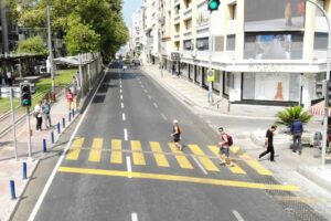 İzmir Büyükşehir Belediyesi, 6 binin üzerinde trafik levhasının montajını tamamladı.