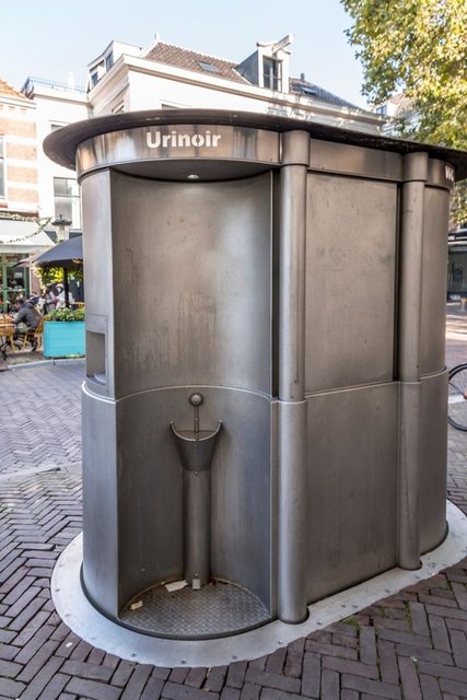 Amsterdam’da kamusal alanlardaki açık hava pisuvarları sokakta mahremiyet sorununu gündeme taşıyor Hollanda’nın başkenti Amsterdam’da, kamusal alanlarda yer alan açık hava pisuvarları,