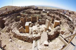 Göbeklitepe, Türkiye‘nin ve dünyanın gözünü üzerine çekmeye devam ediyor. Anıtsal