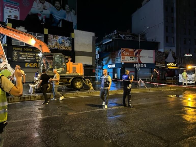 İzmir’in Konak ilçesinde, Fevzipaşa bulvarında temiz su borusunun patlamasıyla cadde