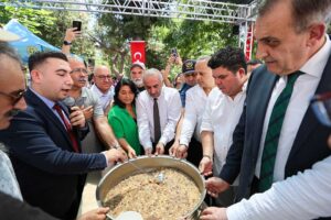 Buca’da kardeşlik ve bereketin simgesi aşure dualar eşliğinde karıldı. 