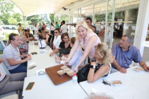 Bayraklı Belediyesi Kadın Kooperatifi aşure etkinliği düzenledi, Belediye çalışanları ve