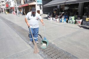 Bayraklı Belediyesi Temizlik İşleri Müdürlüğü’nde çalışan Tugay Karacan, Sevgi Yolu’nu