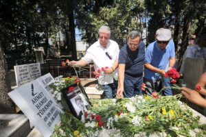 Bir yıl önce vefat eden İzmirli gazeteci Hamdi Türkmen Konak'ta