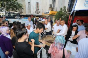 Konak belediyesi 5 bin kişiye aşure dağıttı.  Batur, “Bu