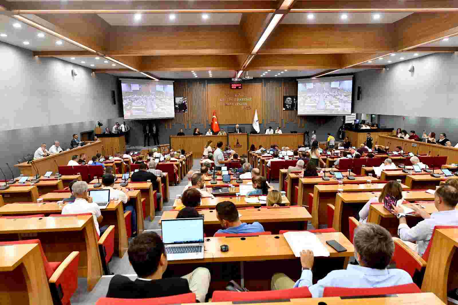 İzmir Büyükşehir Belediyesi Ağustos ayı son Meclis toplantısı yapıldı. İzmir