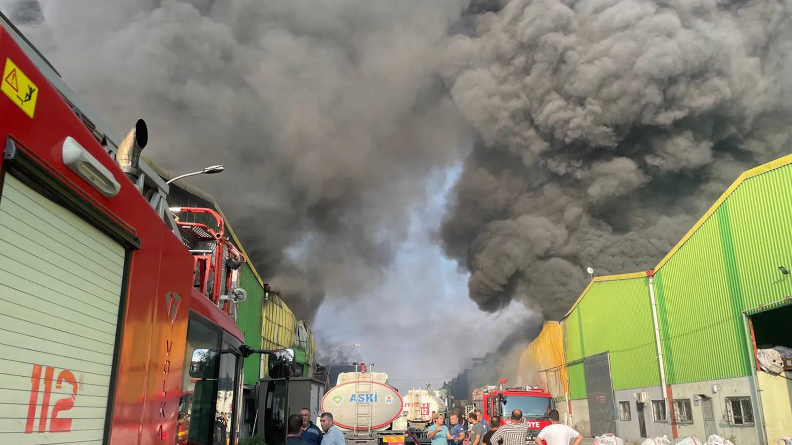 Geri dönüşüm fabrikasındaki alevler karşı fabrikaya sıçradı. İtfaiye ekiplerinin yangına