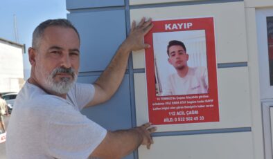 Çeşme’de kaybolan Veli Eren’in ailesi sokaklarda afişlerle oğullarını arıyor