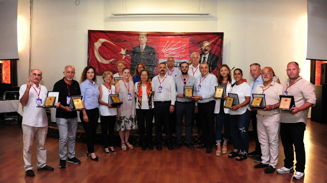 Bugün İzmir'de CHP ilçe kongreleri gerçekleşti.