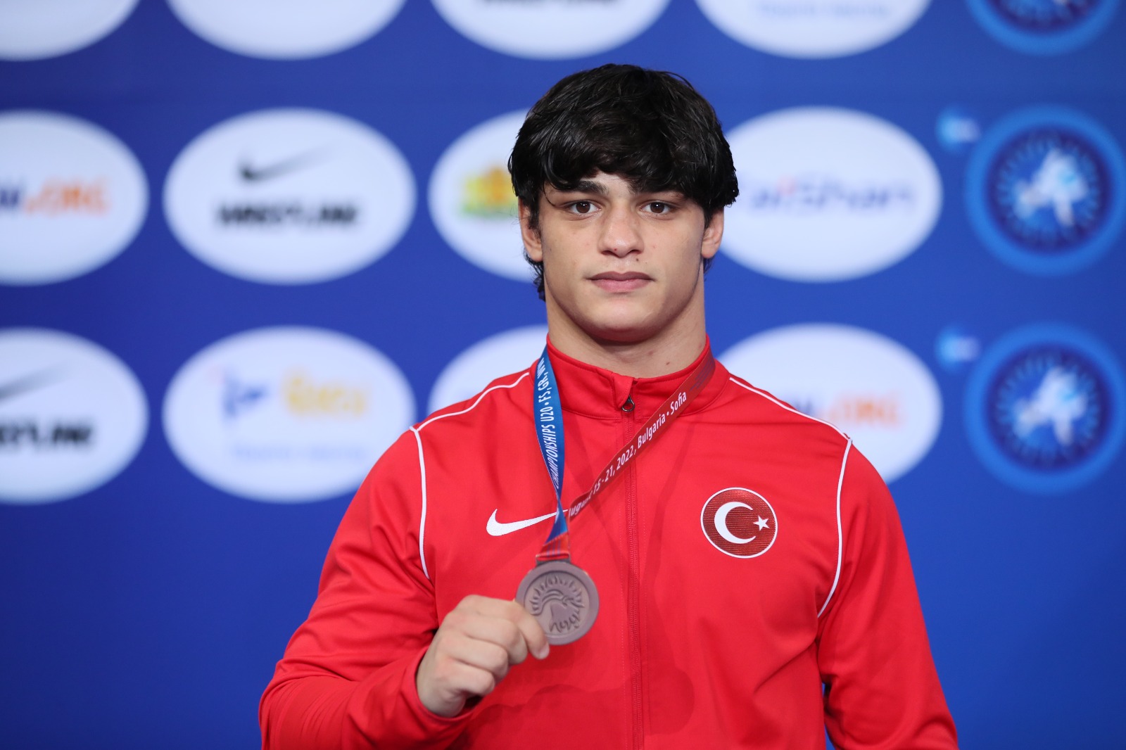 Alperen Berber, dünya şampiyonu oldu Alperen Berber, Güreş Şampiyonası'nda rakibini yenerek dünya şampiyonu oldu. İşte