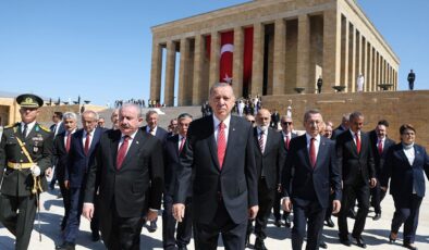 Cumhurbaşkanı Erdoğan Anıtkabir’i ziyaret etti; ‘Ruhun şad olsun’