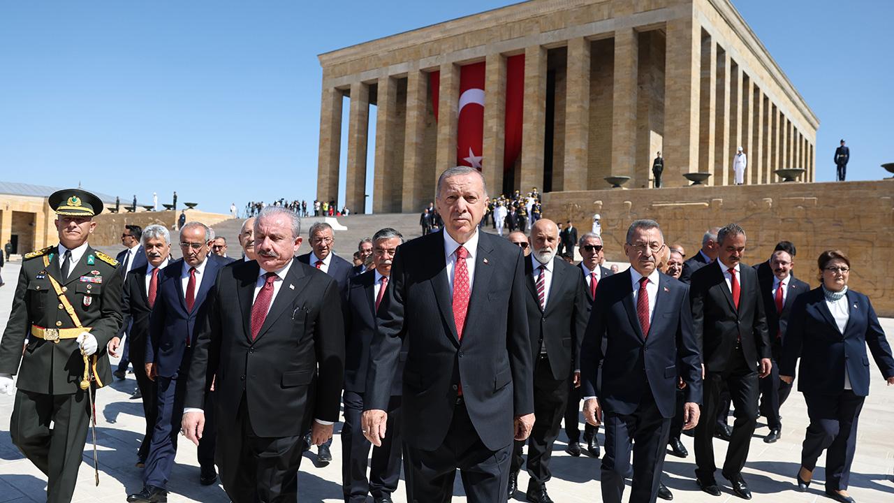 Cumhurbaşkanı Erdoğan Anıtkabir’i ziyaret etti; ‘Ruhun şad olsun’ 30 Ağustos Zaferi’nin 101. yılında, Cumhurbaşkanı Recep Tayyip Erdoğan Anıtkabir’i ziyaret