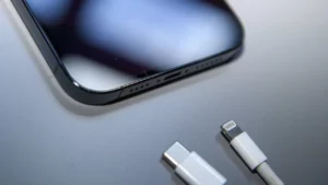 Apple, diğer birçok akıllı telefon üreticisi kadar agresif bir şekilde