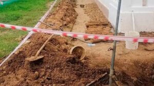 Kamboçya’nın kuzeydoğusundaki bir okulun bahçesinde gerilim dolu bir keşif yapıldı.