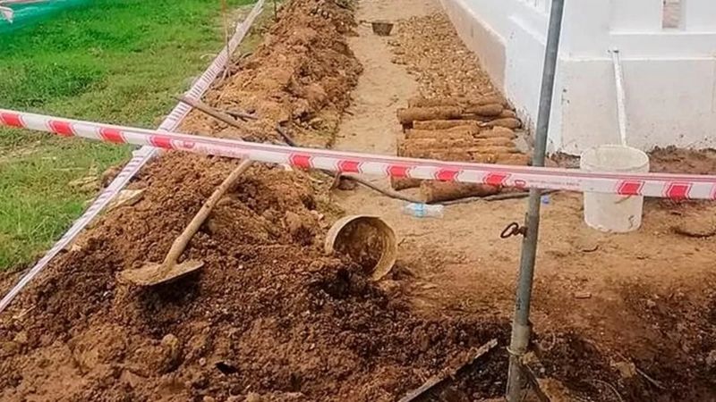 Kamboçya’da Bir Okul Bahçesinde Patlamamış Binlerce Askeri Mühimmat Keşfedildi Kamboçya’nın kuzeydoğusundaki bir okulun bahçesinde gerilim dolu bir keşif yapıldı.