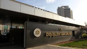 Türkiye’nin ve diğer Müslüman ülkelerin büyükelçiliklerinin önünde gerçekleşen Kur’an-ı Kerim
