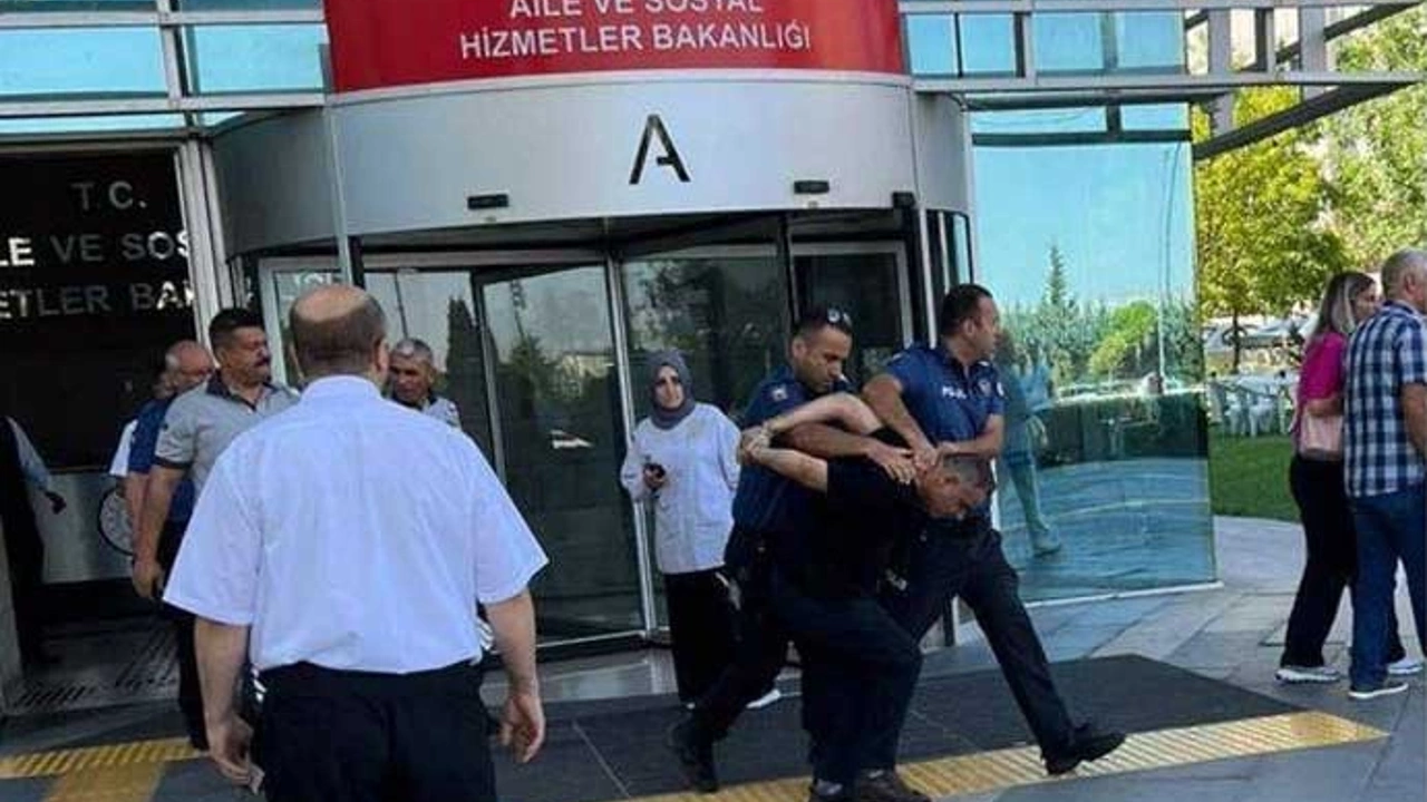 Aile ve Sosyal Hizmetler Bakanlığı'nın merkez binasının kapısına giden bir