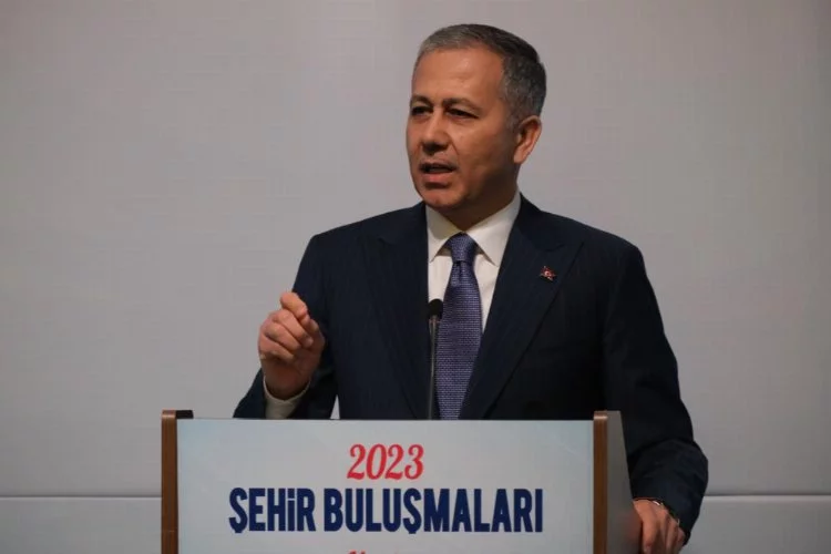 Toplantıya Bakan Yerlikaya’nın yanı sıra AK Parti Manisa milletvekilleri Ahmet Mücahit Arınç,