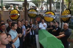İzmir'de evinin balkonunda otururken sokakta çıkan kavgada açılan pompalı tüfekle