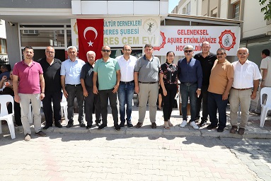 Menderes Belediyesi Başkan Vekili Erkan Özkan aşure etkinliğinde vatandaşlarla bir