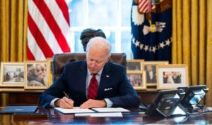 ABD Başkanı Joe Biden, beklenen hamlesiyle Çin'deki teknoloji yatırımlarına "dur"