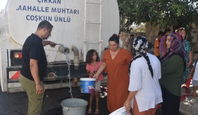 Su kesintisinden vatandaşlar mağdur olunca mahalle muhtarı tankerle su dağıttı