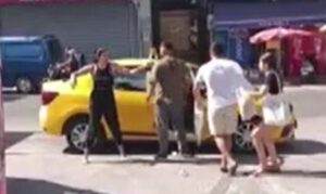 İzmir'de E.H.İ., tartıştığı boşanma aşamasındaki eşi C.İ.'yi sokak ortasında darbetti.