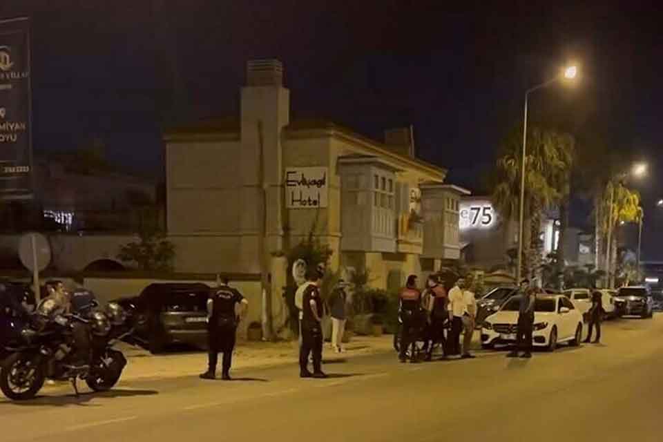 İzmir'in Çeşme ilçesindeki bir gece kulübüne gelen kişilerle güvenlik görevlileri