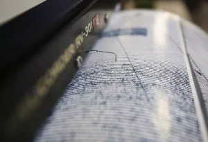 İzmir’in Menderes ilçesi açıklarında saat 07.25’te 3.9 büyüklüğünde bir deprem