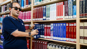 Görme engelli kütüphane sorumlusu, 13 yılda 35 bin kitabı dijitale