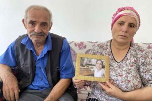İzmir'in Urla ilçesinde barıştığı eşi Rıfat Yılmaz (26) tarafından kabloyla