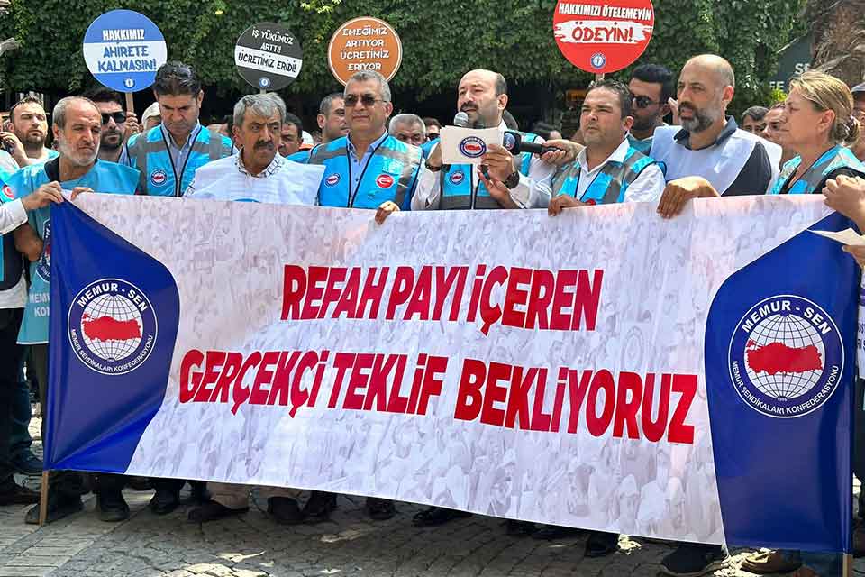 Memur-Sen İzmir İl Temsilciliği, basın açıklaması düzenleyerek, kamu işvereni tarafından